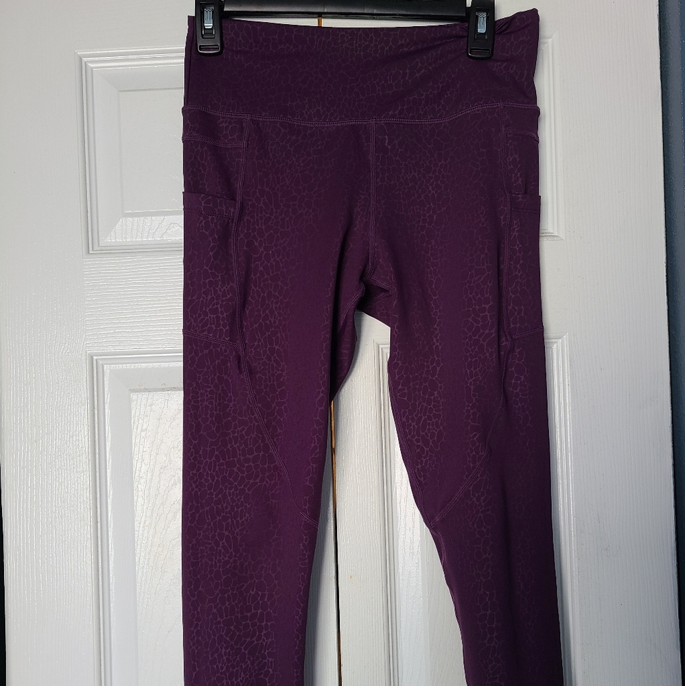 Zyia Plum river stone capri leggings Sz 8-10 EUC